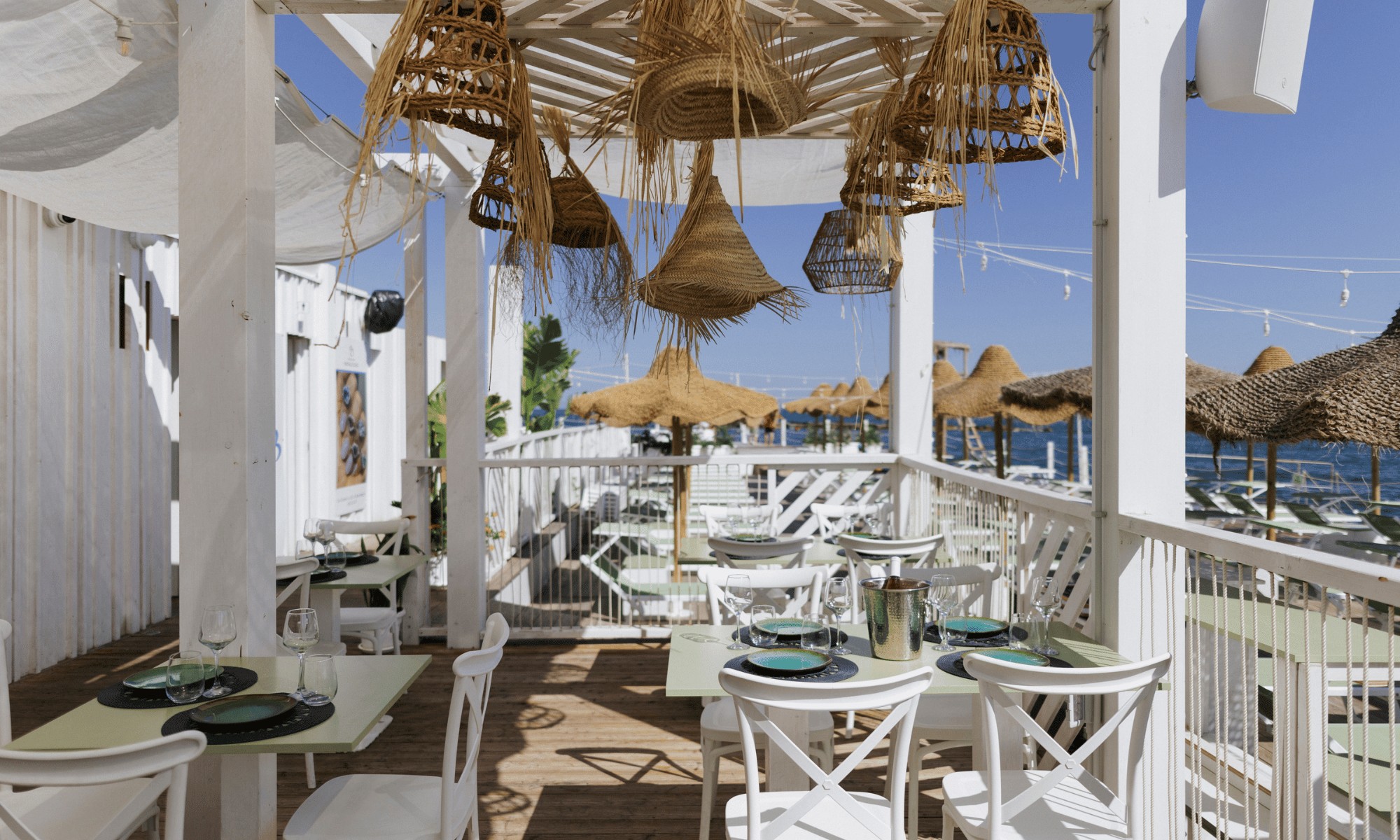 La terrazza del ristorante Tuka sul mare