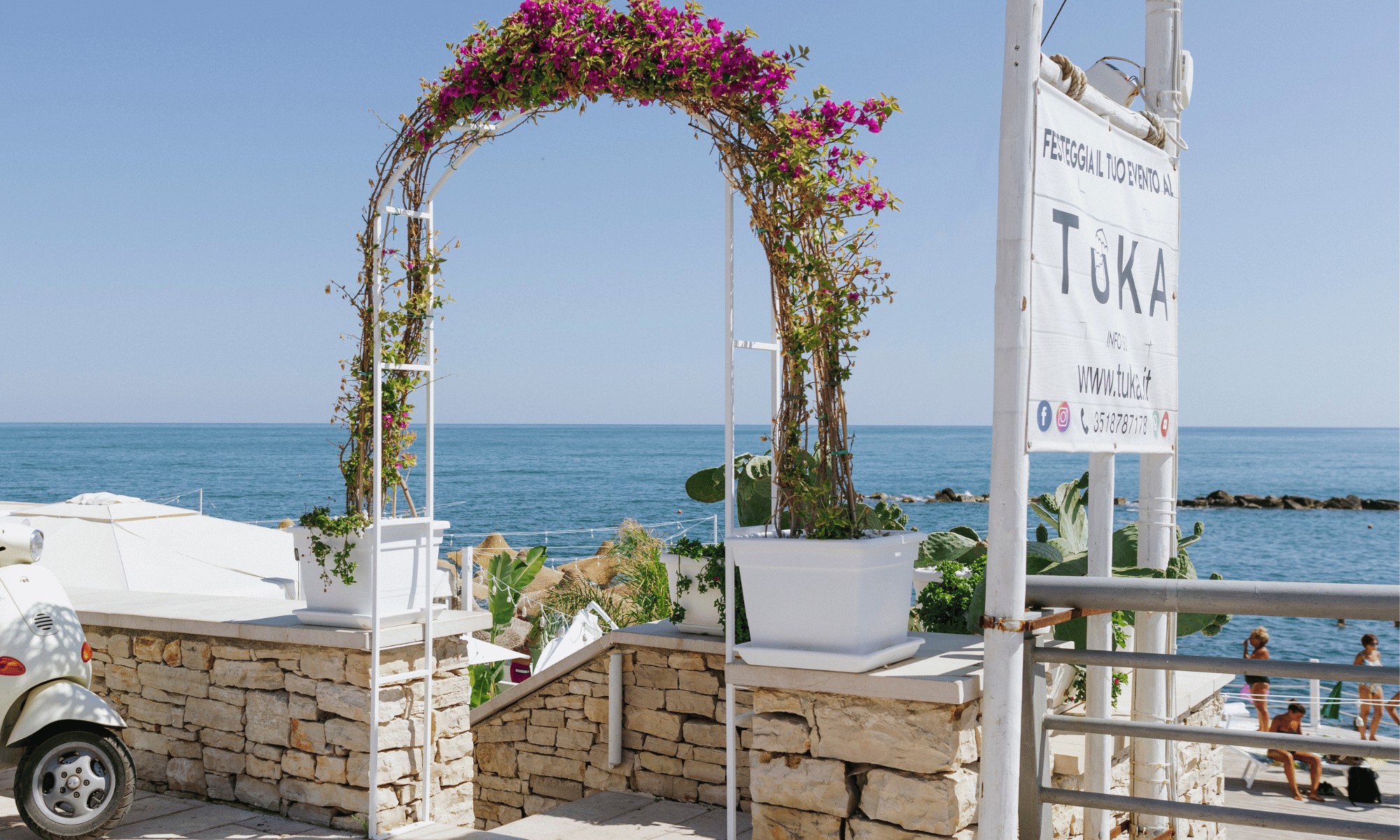 L’arco fiorito e la vista mare di Tuka Beach