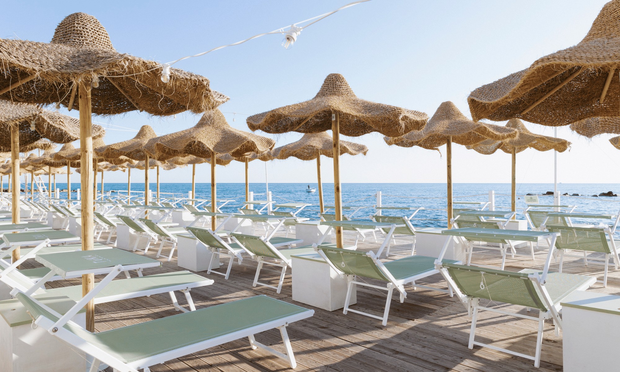 Il lido Tuka Beach: ombrelloni in paglia e lettini affacciati sul mare di Bisceglie