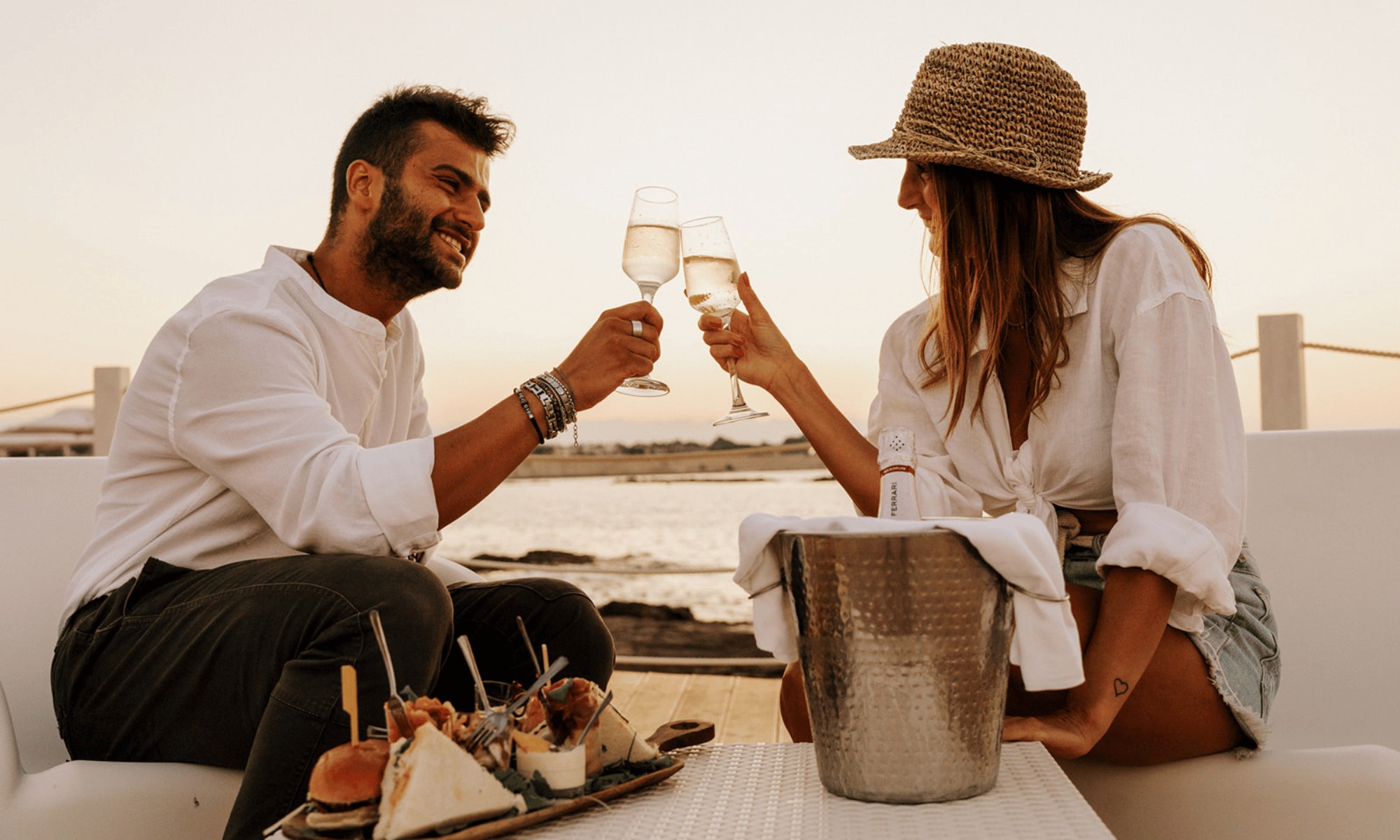 Aperitivo in compagnia sul mare al Tuka Beach